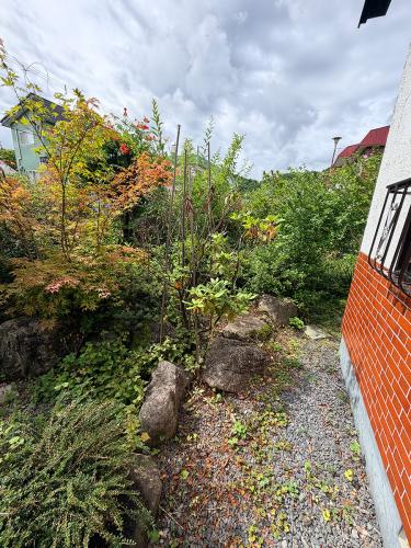 monkhouse_garden02