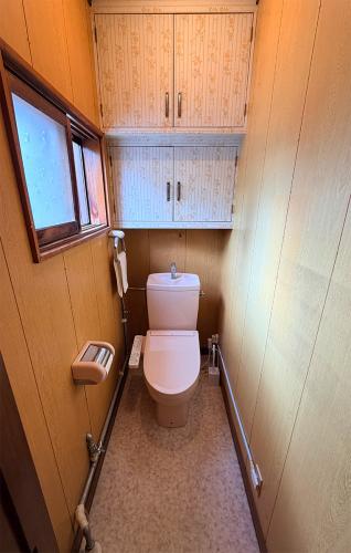 monkhouse_toilet01